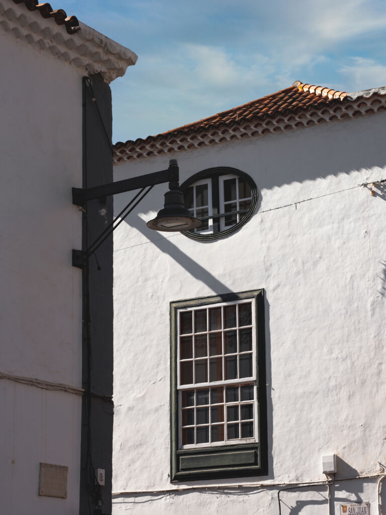 We discover the most beautiful city of Tenerife, La Laguna, in 3 days, with a tour that will immerse us in the history of this colonial city as well as its rich cultural and natural heritage.